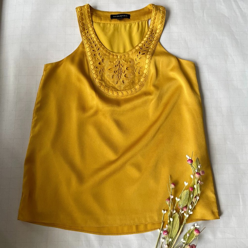 NWOT Gold/Yellow Banana Republic Eyelet Neckline Sleeveless Blouse Size XS